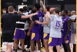 冲刺阶段体能课后，洛杉矶湖人刷新队史纪录备战NBA常规赛，气氛紧张，身体对抗强度拉满的简单介绍