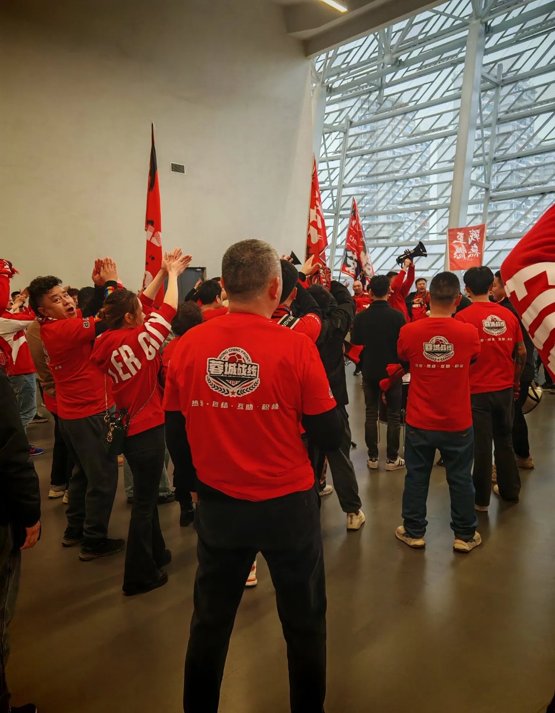 成都蓉城发布备战花絮,集结日完成体检,足总杯任务艰巨,资深球员宣示担当的简单介绍 成都蓉城发布备战花絮,集结日完成体检,足总杯任务艰巨,资深球员宣示担当的简单介绍