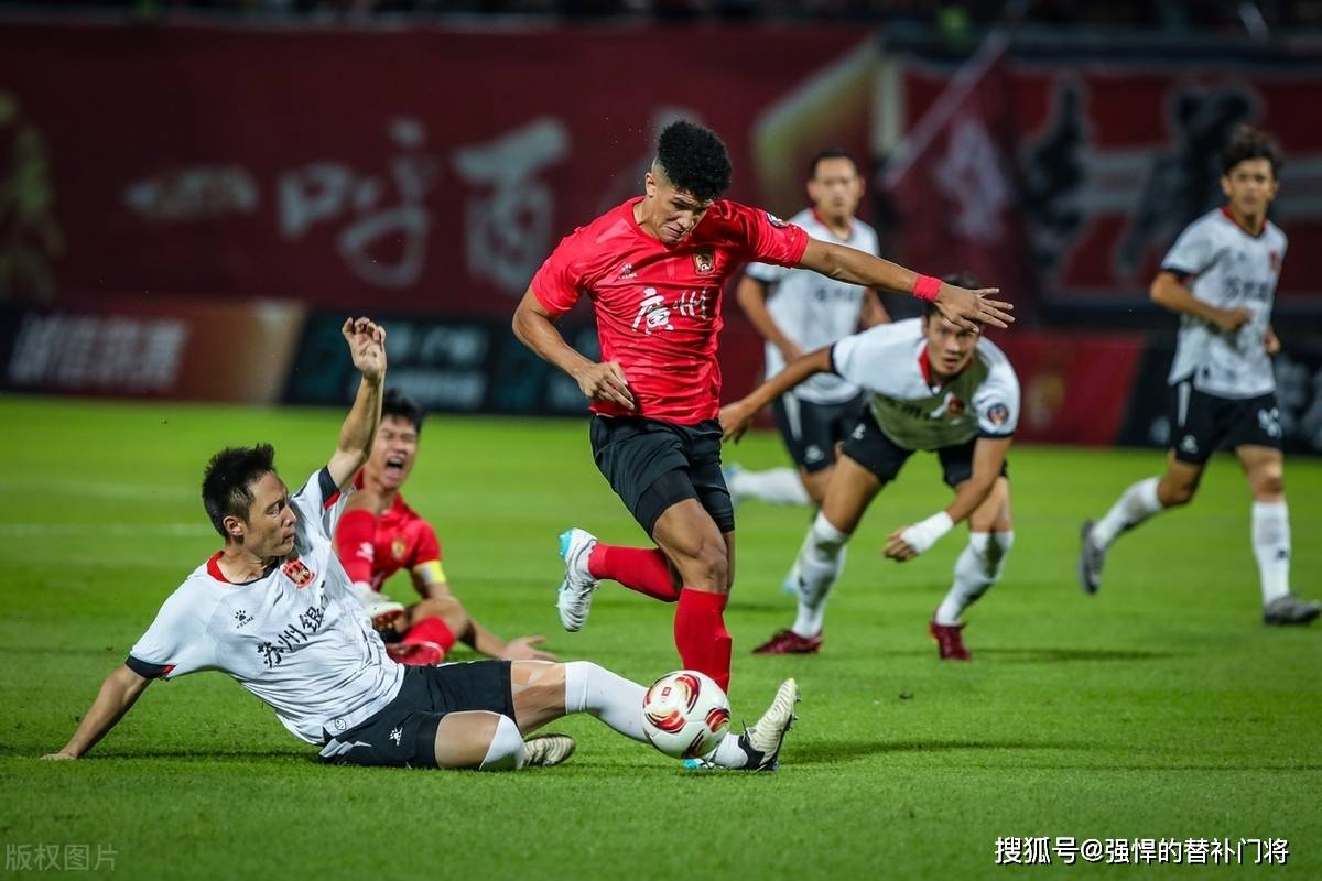 今晨国王杯焦点战；广州队单刀错失；更衣室稳定；年轻球员得到机会的简单介绍