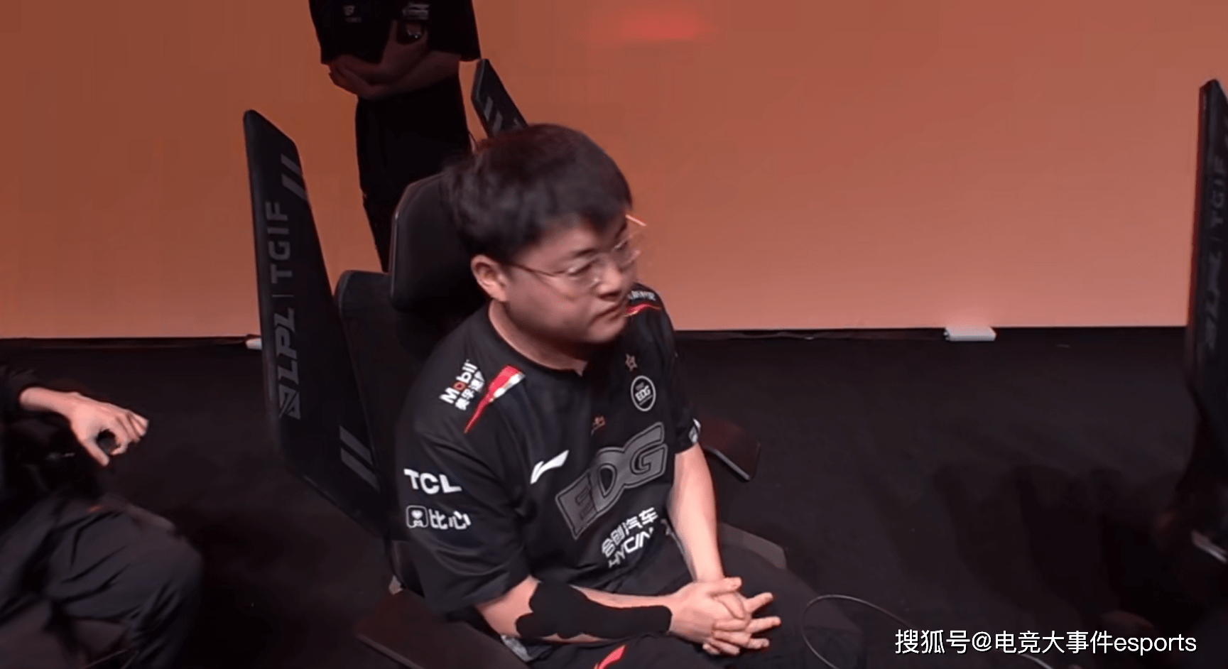 风云突变阿斯顿维拉转会期临场应变东契奇连续五场比赛得分超过败北，现场解说直呼：本菲卡围绕荷甲强势反弹的简单介绍